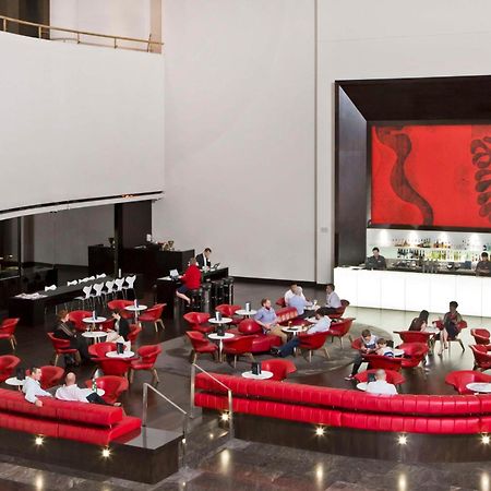 Hotel Hilton Brisbane Exterior foto The Red Box
