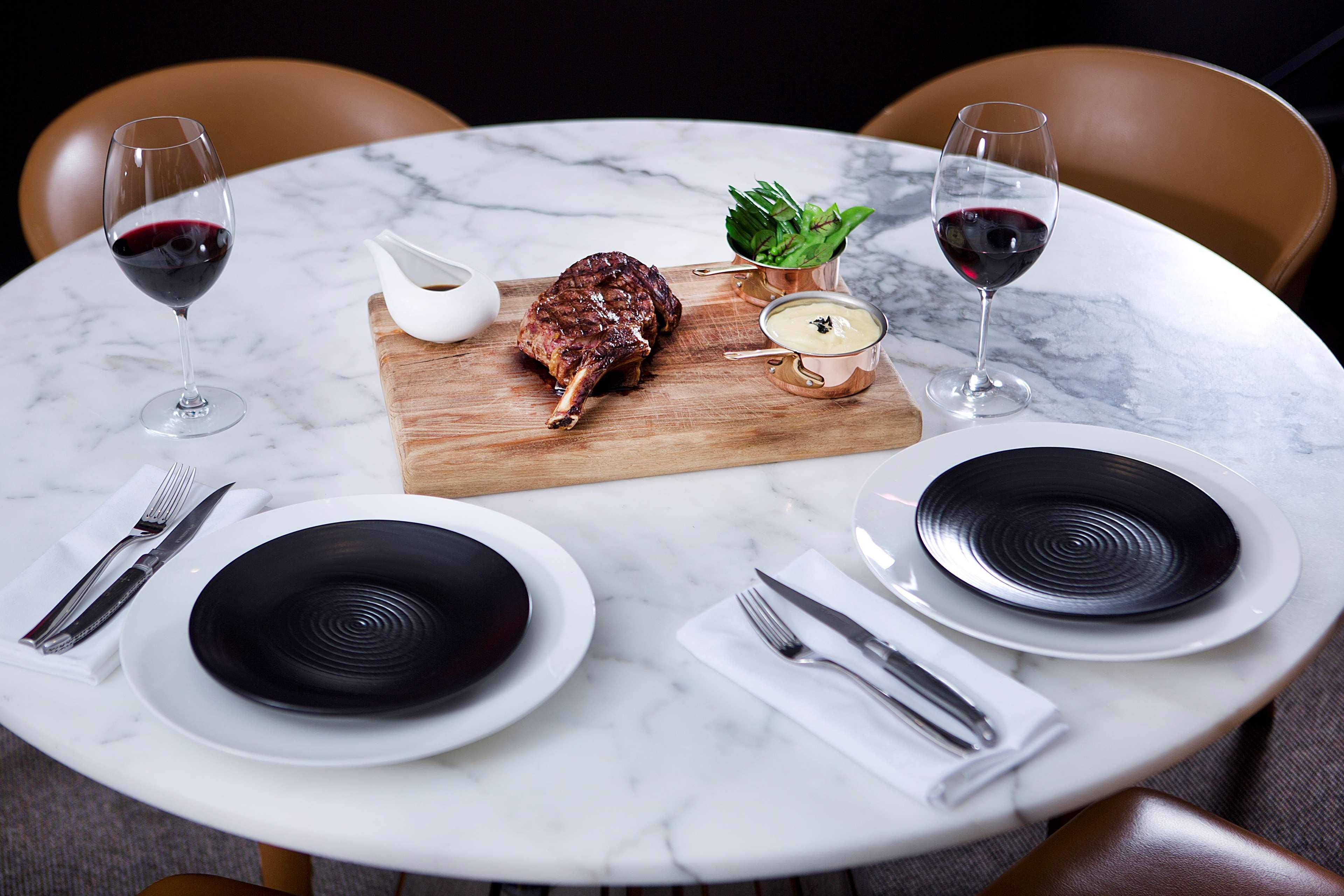 Hotel Hilton Brisbane Exterior foto A steak at the restaurant