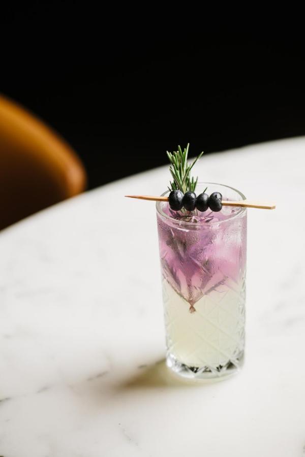 Hotel Hilton Brisbane Exterior foto A purple rain cocktail