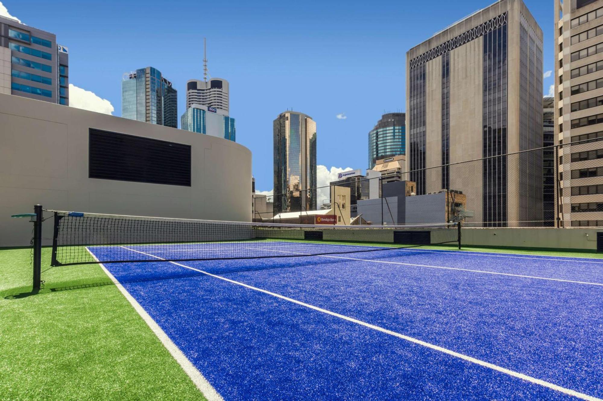 Hotel Hilton Brisbane Exterior foto An outdoor court at the Melbourne Sports and Entertainment Centre