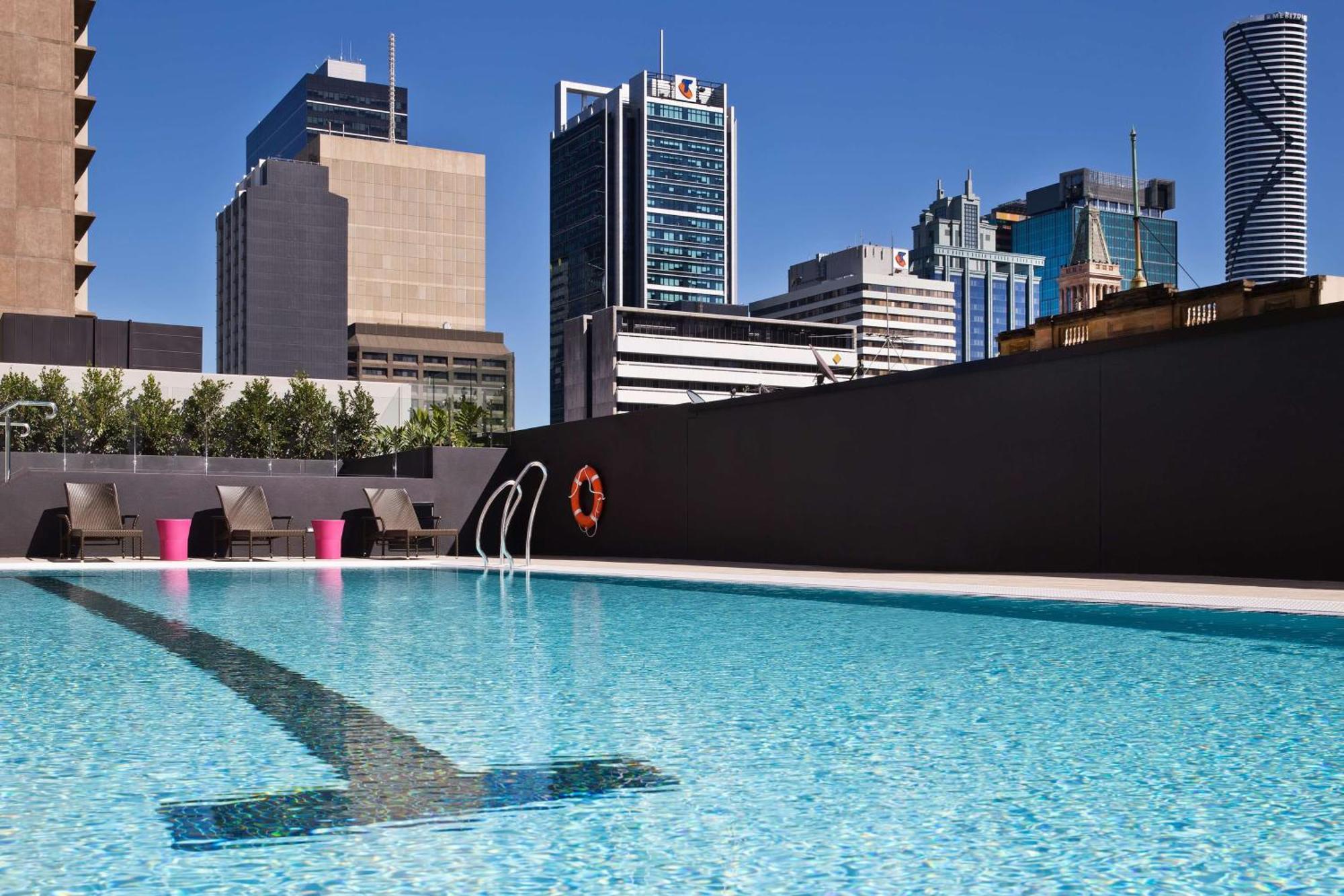 Hotel Hilton Brisbane Exterior foto The rooftop pool at the Emporium Hotel Southbank